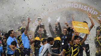 Sejumlah pesepak bola Timnas Malaysia U-19 bersama official melakukan selebrasi saat juara Piala AFF U19 2022 di Stadion Patriot Chandrabhaga, Bekasi, Jawa Barat, Jumat (15/7/2022).[Antara Foto]

