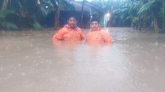 Sejumlah Wilayah Bekasi Sabtu Pagi Terendam Banjir, di Teluk Pucung Air Setinggi Dada Orang Dewasa