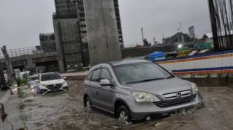 Hujan Deras Guyur Sore Ini, Banjir Terjang Jalan Pagarsih dan Cimahi: Arus Lalu Lintas Macet