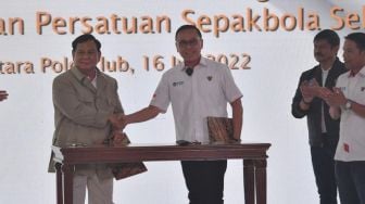 Ketum PSSI Jabat Tangan Prabowo Subianto, Publik: Sepak Bola Harus Murni, Pak