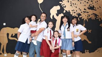 Potret Keluarga Ussy Sulistiawaty Pakai Seragam Sekolah Tuai Pujian Warganet, Family Goals Banget!