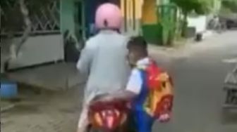 Video Kocak! Bocah Sekolah Ini Bengong Lihat Emaknya Ngacir, Dikira Sudah Naik ke Motor