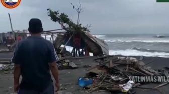Gelombang Tinggi Hantam Sejumlah Warung di Pantai Depok, Kerugian Ditaksir Capai Puluhan Juta
