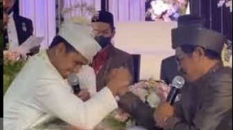 Terlalu Sohib, Mertua dan Menantu Malah Adu Panco Usai Akad Nikah, Berlanjut Bercanda Saat Sungkeman