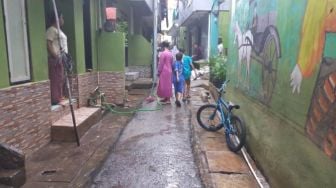 Banjir Setinggi Orang Dewasa di Kebon Pala Surut, Warga Mulai Bersihkan Tumpukan Lumpur