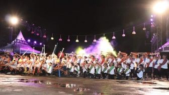 Tari Pakkanjilong di Festival Manakarra yang Diikuti 100 Anak Sekolah Dipuji Sandiaga Uno