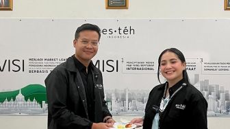 CEO Esteh Nagita Slavina Bagi Bonus Jutaan Rupiah ke Pegawai, Netizen Berlomba Mau Jadi PNS