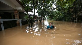 Tanggul Jebol, Perumahan Villa Pamulang Terendam Banjir Setinggi 1 Meter