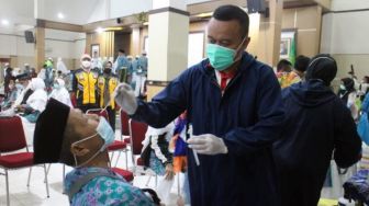 Antisipasi Varian Baru COVID-19, Debarkasi Solo Lakukan Tes Antigen Jamaah Haji Kloter Pertama