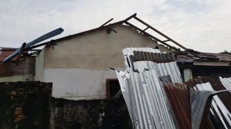 Angin Puting Beliung Rusak Sejumlah Rumah Warga Kota Binjai, Pohon Juga Bertumbangan