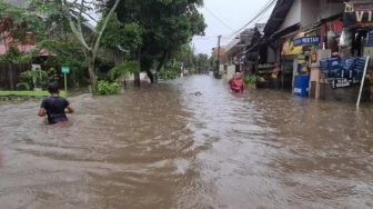 Banjir 2 Meter Rendam Perumahan BSI Depok, 33 Kepala Rumah Tangga Dievakuasi