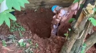 Video Viral Orang Ini Temukan dan Gali Tiga Buhul Santet di Rumahnya, Ada Kain Kafan hingga Tulang