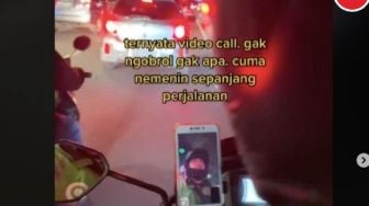 Romantis, Sang Istri Video Call Suaminya yang Jadi Driver Ojol: Gak Ngobrol, Cuma Nemenin...