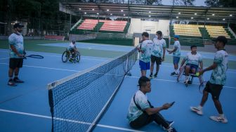 Atlet tenis kursi roda Indonesia beserta offisial mencoba Lapangan Tenis Manahan, Solo, Jawa Tengah, Sabtu (16/7/2022). [ANTARA FOTO/Mohammad Ayudha/wsj]
