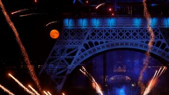 Kembang api menerangi Menara Eiffel saat perayaan Hari Bastille di Paris, Prancis, Kamis (14/7/2022). [Geoffroy Van der Hasselt / AFP]