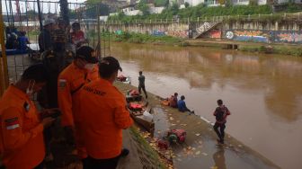 Kakak Beradik Anak Panti Asuhan Hilang Terseret Arus Kali Ciliwung, Polisi Turun Tangan