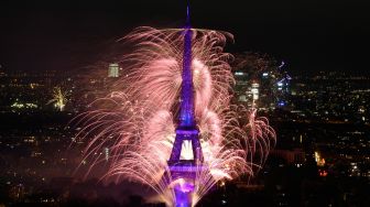 Kembang api menerangi Menara Eiffel saat perayaan Hari Bastille di Paris, Prancis, Kamis (14/7/2022). [Geoffroy Van der Hasselt / AFP]