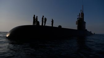 Siluet prajurit Kopaska melakukan persiapan latihan di atas geladak Kapal Selam KRI Alugoro 405 di perairan Situbondo, Jawa Timur, Sabtu (16/7/2022). [ANTARA FOTO/Zabur Karuru]