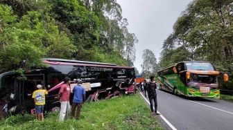 Bus Wisata Warga Semarang Tabrak Tebing di Sarangan Cemoro Sewu Magetan