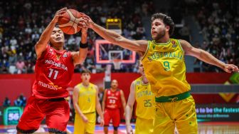 Pebasket Indonesia Yudha Saputera (kiri) berebut bola dengan pebasket Australia William Mcdowll-White (kanan) dalam babak penyisihan Grup A FIBA Asia Cup 2022 di Istora Gelora Bung Karno, Senayan, Jakarta, Sabtu (16/7/2022). [ANTARA FOTO/Galih Pradipta/wsj]