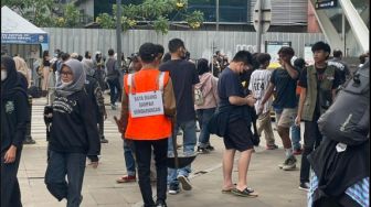 Biar Jera Dihukum Sapu Jalan, Bocah SCBD Disuruh Pakai Rompi Oranye: Saya Buang Sampah Sembarangan