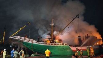 Kapal Kargo Terbakar di Pelabuhan Kalimas Surabaya, Api Diduga dari Kamar ABK