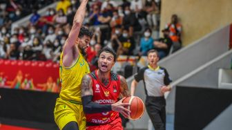 Pebasket Indonesia Brandon Van Dom Jawato (kanan) berusaha melewati hadangan pebasket Australia Samuel Mcdaniel (kiri) dalam babak penyisihan Grup A FIBA Asia Cup 2022 di Istora Gelora Bung Karno, Senayan, Jakarta, Sabtu (16/7/2022). [ANTARA FOTO/Galih Pradipta/wsj]
