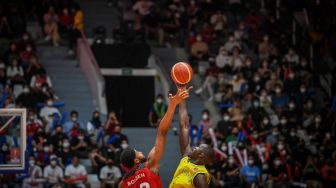 Pebasket Indonesia Marques Terrell Bolden (kiri) berebut bola dengan pebasket Australia Thon Maker (kanan) dalam babak penyisihan Grup A FIBA Asia Cup 2022 di Istora Gelora Bung Karno, Senayan, Jakarta, Sabtu (16/7/2022). [ANTARA FOTO/Galih Pradipta/wsj]
