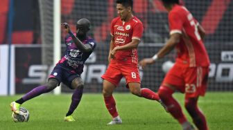 PPesepak bola Rans Nusantara FC Makan Konate (kiri) berusaha melewati hadangan pesepak bola Persija Jakarta Syahrian Abimanyu (tengah) dalam pertandingan uji coba di Stadion Wibawa Mukti, Cikarang, Kabupaten Bekasi, Jawa Barat, Sabtu (16/7/2022). [ANTARA FOTO/Aditya Pradana Putra/wsj]