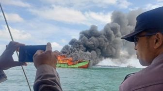 Kapal Penangkap Ikan Asal Jakarta Terbakar di Pelabuhan Dobo