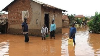 Awas! Ini 5 Alasan Jangan Bermain Air Banjir, Banyak Limbah Berbahaya