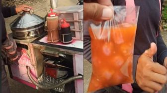 Unik! Bapak Jualan Bakso Pink Pakai Pewarna Alami Jadi Langganan Anak Kecil