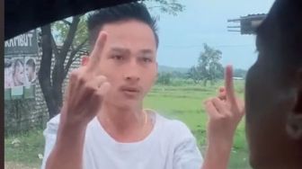 Pemuda Sok Jago Terus Acungkan Jari Tengah ke Sopir Mobil, Begitu Jendela Dibuka Malah Langsung Sungkem