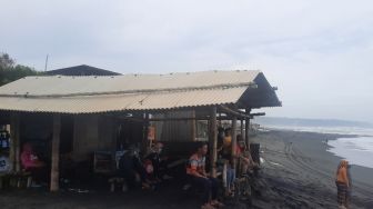 Lapak Hancur Dihantam Gelombang Tinggi Tak Surutkan Pedagang di Pantai Depok Tetap Jualan