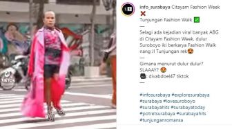 Tak Kalah dari Citayam Fashion Week, Pria Ini Jalan Bak Model di Jalan Tunjungan Surabaya