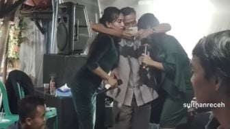 Video Viral Emak-emak Berdaster Datangi Kakek yang Rangkul dan Cium 2 Biduanita Dangdut