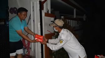 Baznas Distribusikan Paket Makanan ZChicken untuk Korban Banjir Tangerang