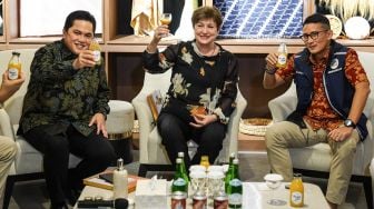 Menteri BUMN Erick Thohir (kiri) bersama Menteri Pariwisata dan Ekonomi Kreatif Sandiaga Uno (kanan) dan Managing Director International Monetary Fund (IMF) Kristalina Georgieva (tengah) saat melakukan kunjungan di gedung Sarinah, Jakarta, Minggu (17/7/2022). [ANTARA FOTO/Dhemas Reviyanto/YU]