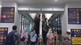 Stasiun Manggarai Semrawut, KAI Operasikan Feeder KRL Tambahan di Jam Sibuk