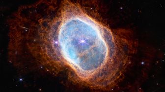 Gambar hasil jepretan Teleskop Luar Angkasa James Webb menunjukkan sebuah bintang terang di tengah Nebula Cincin Selatan dan berada di pusat NGC 3132 diselubungi oleh delapan lapisan gas dan debu selama ribuan tahun, dirilis NASA pada Selasa (12/7/2022). [NASA / ESA / Webb / AFP]  
