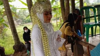 Perempuan Ini Jadi Sorotan Warga Satu Kampung Gara-gara Pakai Gaun Pernikahan ke TPS Pilkades