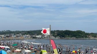 Sambut Hari Laut, Pengunjung Padati Pantai Enoshima Jepang