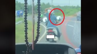 Heboh Pemotor Honda PCX Jadi Sorotan saat Melintas di Jalan, Penggunaan Spion Berukuran Tak Masuk Akal Sebabnya