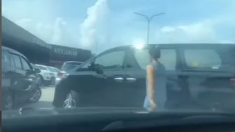 Keren! Video Viral Emak-emak Labrak Mobil Alphard yang Buang Sampah Sembarangan di Gerbang Tol