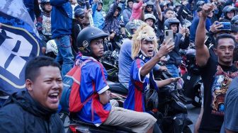 Nonton Langsung? Simak Momen Haru Saat Aremania Bentangkan Bendera 79 Meter di Laga Arema FC vs Borneo FC