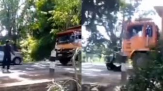 Tidak Untuk Ditiru, Aksi Pria Adang Truk, Diduga Sampai Sempat Terlindas Ban