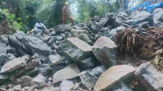 Tak Bisa Dipindahkan, Batu Besar yang Tutupi Jalan di Ciamis Akhirnya Diledakan