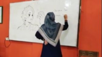 Sayang Mau Hapus Gambar Muridnya di Papan Tulis, Guru Ini Pilih Ngajar Pakai Sisa Area Kosong