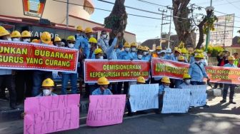 Tolak Ketua 4 Periode, Ratusan Massa Koperasi Bongkar Muat Teluk Bayur Unjuk Rasa di DPRD Padang