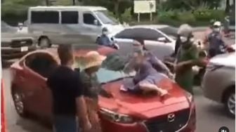 Viral, Istri Nekat Hadang dan Naiki Body Depan Mobil Suami yang Diduga Membawa Selingkuhan